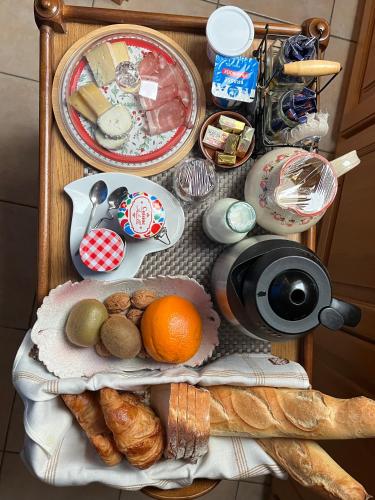 a table with bread and plates of food on it at Chambre du Vigneron - Domaine Léon BLEESZ in Reichsfeld