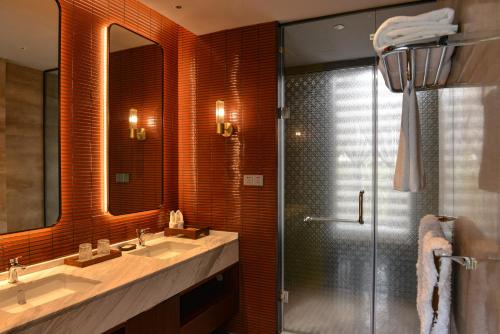 a bathroom with two sinks and a shower at Dak Han Mansion Guangzhou in Guangzhou