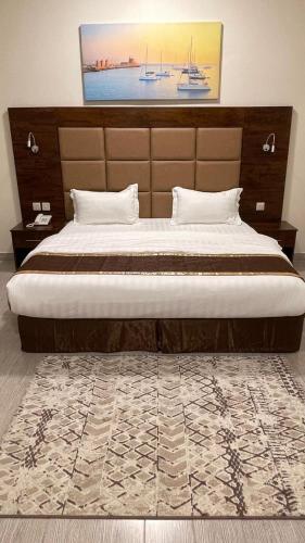 a bedroom with a large bed with a rug at فندق فاتوران فرع ينبع in Yanbu