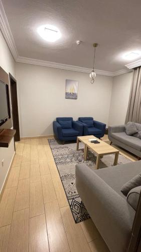 a living room with a couch and a table at فندق فاتوران فرع ينبع in Yanbu