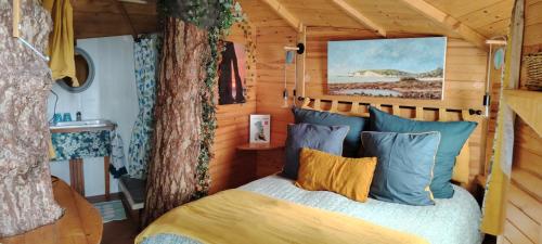 - une chambre dans une cabane dans les arbres avec un lit dans l'établissement SHERWOOD TREE, à Étretat