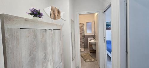 カステルサルドにあるCasa Lillyのシャワーとトイレ付きのバスルーム