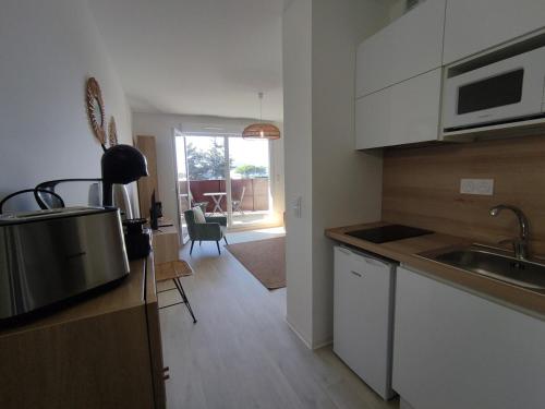 une cuisine avec un évier et un plan de travail dans l'établissement Studio 218, WELLNESS Cap d'Agde, Centre de Tennis, au Cap d'Agde