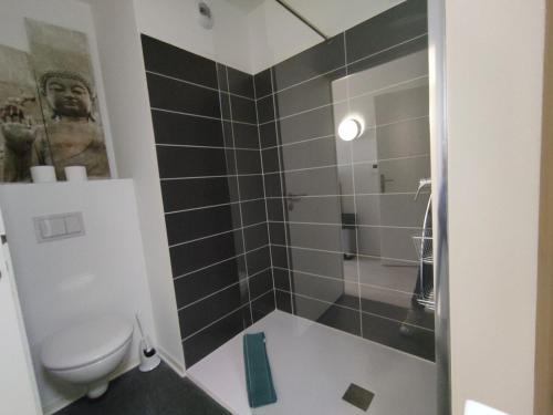 une salle de bain avec toilettes et douche en verre dans l'établissement Studio 218, WELLNESS Cap d'Agde, Centre de Tennis, au Cap d'Agde