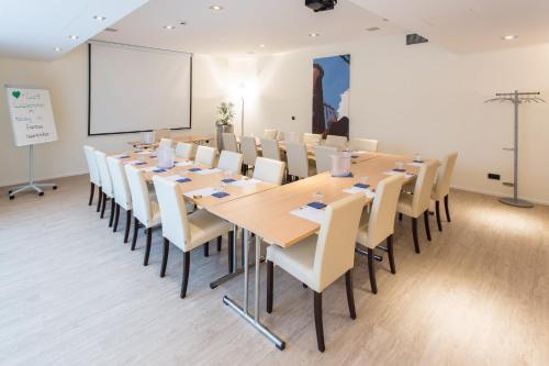 a conference room with a long table and chairs at Holiday Inn Express Neunkirchen by IHG in Neunkirchen