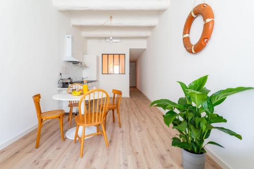 une salle à manger et une cuisine avec une table et des chaises dans l'établissement Vieux Port - L'Abri côtier, à Marseille