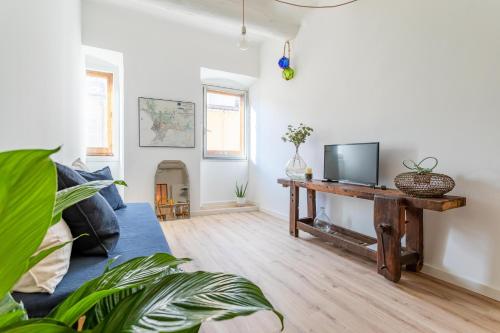 un salon avec une télévision sur une table en bois dans l'établissement Vieux Port - L'Abri côtier, à Marseille
