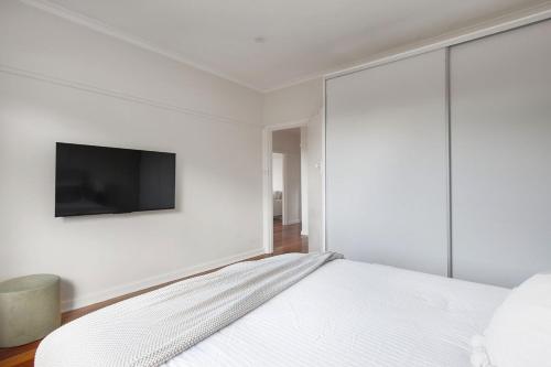 Ένα ή περισσότερα κρεβάτια σε δωμάτιο στο Bentleigh East House by Ready Set Host
