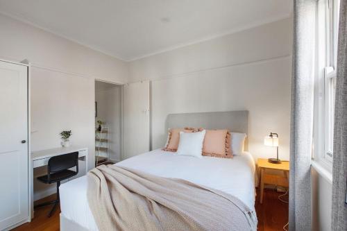 Ένα ή περισσότερα κρεβάτια σε δωμάτιο στο Bentleigh East House by Ready Set Host