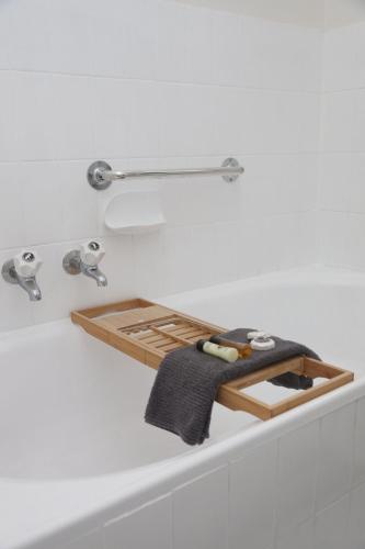 Ένα μπάνιο στο Bentleigh East House by Ready Set Host