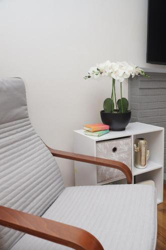 Χώρος καθιστικού στο Bentleigh East House by Ready Set Host