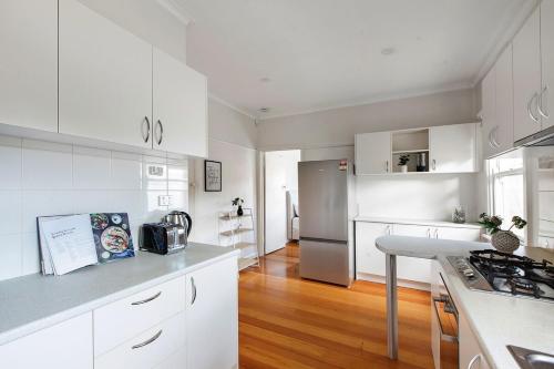 Η κουζίνα ή μικρή κουζίνα στο Bentleigh East House by Ready Set Host