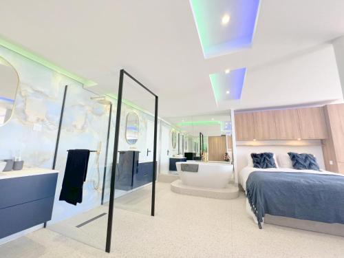 - une chambre avec un lit, une baignoire et une salle de bains dans l'établissement Studio 210, Héliopolis AB, Village naturiste, au Cap d'Agde