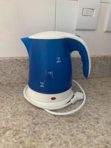 a blue and white blender sitting on a counter at Casa na praia de Guriri Norte in São Mateus