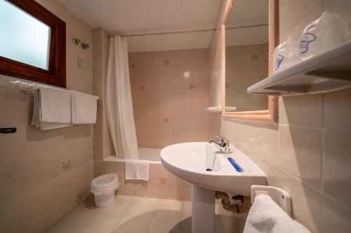 Um banheiro em Hotel Buigues