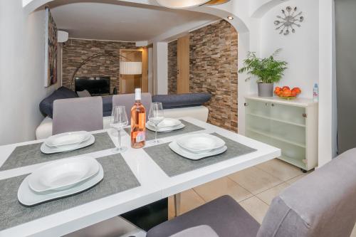 Relaxing 2BD Apartment, Ground Floor - Walk to Old Town