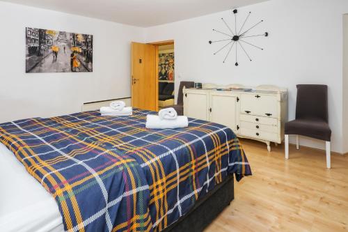 Relaxing 2BD Apartment, Ground Floor - Walk to Old Town