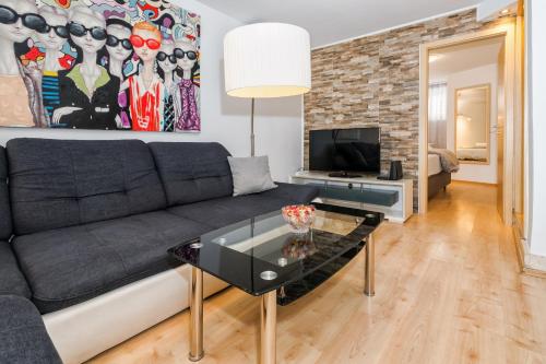 Relaxing 2BD Apartment, Ground Floor - Walk to Old Town