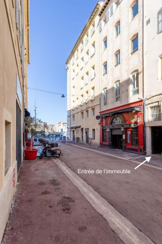 une rue vide dans une ville avec des bâtiments dans l'établissement Vieux Port - L'Abri côtier, à Marseille