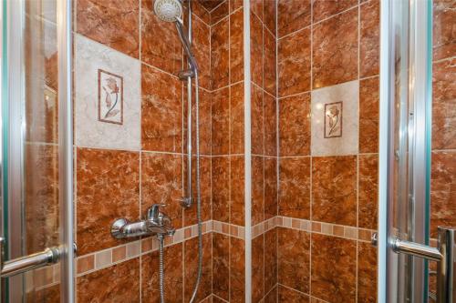Relaxing 2BD Apartment, Ground Floor - Walk to Old Town