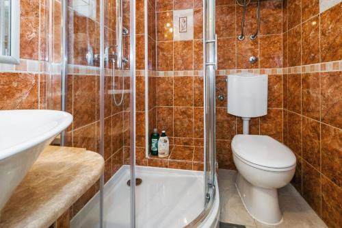 Relaxing 2BD Apartment, Ground Floor - Walk to Old Town