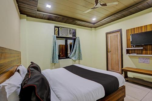 Μια τηλεόραση ή/και κέντρο ψυχαγωγίας στο Hotel O Yatika Inn