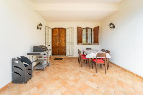 a living room with a table and chairs and a kitchen at Tenuta Oltrevento in Dogliani