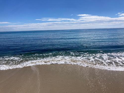 - une plage avec l'océan et une vague dans l'établissement MOBIL HOME 3 chambres, 6 couchages, RAMATUELLE ST TROPEZ, PLAGE DE PAMPELONNE, à Saint-Tropez