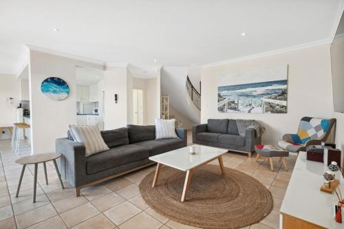 Χώρος καθιστικού στο Pet Friendly Luxe Canals Waterfront Retreat with Private Jetty & Spa