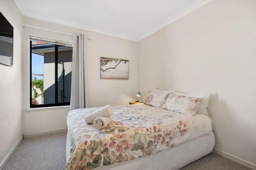Ένα ή περισσότερα κρεβάτια σε δωμάτιο στο Pet Friendly Luxe Canals Waterfront Retreat with Private Jetty & Spa
