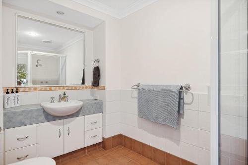 Ένα μπάνιο στο Pet Friendly Luxe Canals Waterfront Retreat with Private Jetty & Spa