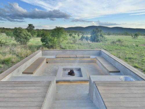 an outdoor fire pit in the middle of a field at Gweda Lodge in Ouklip