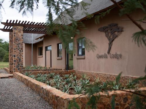 a building with a sign that reads cancer house at Gweda Lodge in Ouklip