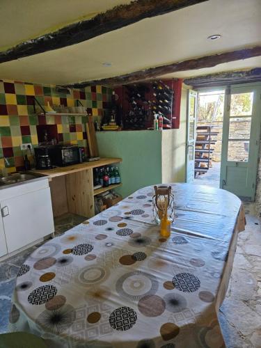 une cuisine avec une table recouverte d'une nappe dans l'établissement Chambre parentale, à Rapale
