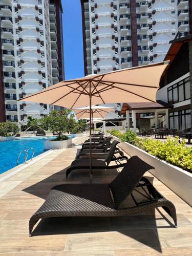 La alberca dentro o cerca de Royal Oceancrest Eleanor suites