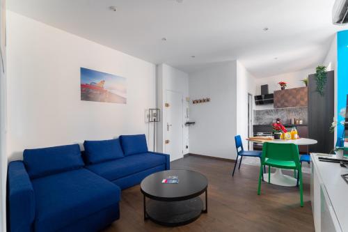 un salon avec un canapé bleu et une table dans l'établissement Vieux-Port - Le Thiars, à Marseille