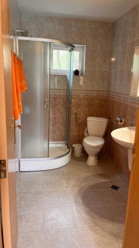 a bathroom with a shower and a toilet and a sink at Bellevue golden sands in Golden Sands