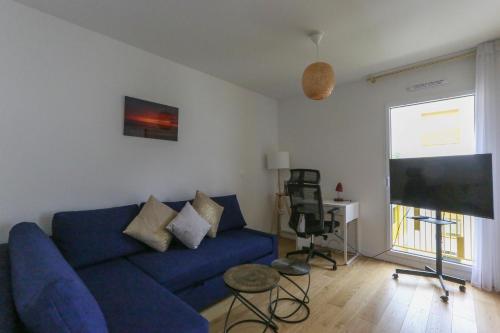 Μια τηλεόραση ή/και κέντρο ψυχαγωγίας στο Cozy 60 m on the outskirts of Paris