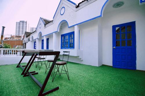 a table and chairs on the side of a building at 曼谷市中心大空间6卧室花园泳池别墅 in Bangkok