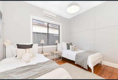 Ένα ή περισσότερα κρεβάτια σε δωμάτιο στο San Mateo Cottage