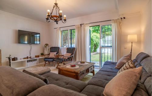 TV/trung tâm giải trí tại 4 Bedroom Gorgeous Home In Marbella