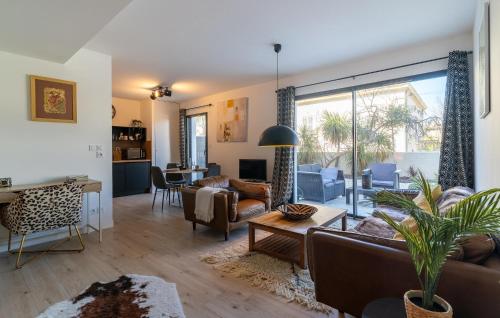 - un salon avec des canapés et une table dans l'établissement Beautiful Apartment In Marseille, à Marseille