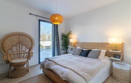 une chambre avec un lit, une chaise et une fenêtre dans l'établissement Beautiful Apartment In Marseille, à Marseille