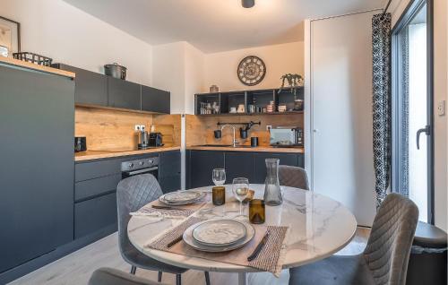 une cuisine avec une table et des chaises dans une pièce dans l'établissement Beautiful Apartment In Marseille, à Marseille