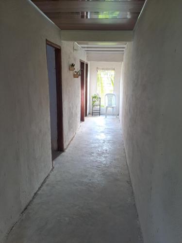 an empty hallway with a table and chairs in a room at Apart Cabaña KTIK in San Bernardo del Viento