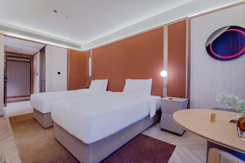 Ένα ή περισσότερα κρεβάτια σε δωμάτιο στο Orange Crystal Hotel, Nanjing Road Pedestrian Street, The Bund, Shanghai
