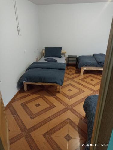 Una cama o camas en una habitación de Azimut