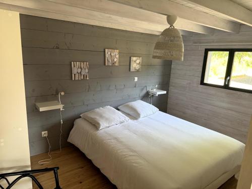 - une chambre avec un grand lit blanc dans l'établissement Superbe logement 5 places Chalet 5, à Banassac