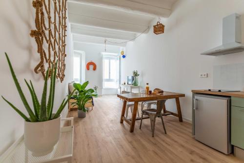 une cuisine et une salle à manger avec une table et une plante dans l'établissement Le Pavois, à Marseille