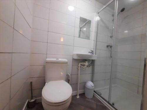 Ένα μπάνιο στο Cozy Seaview Flat